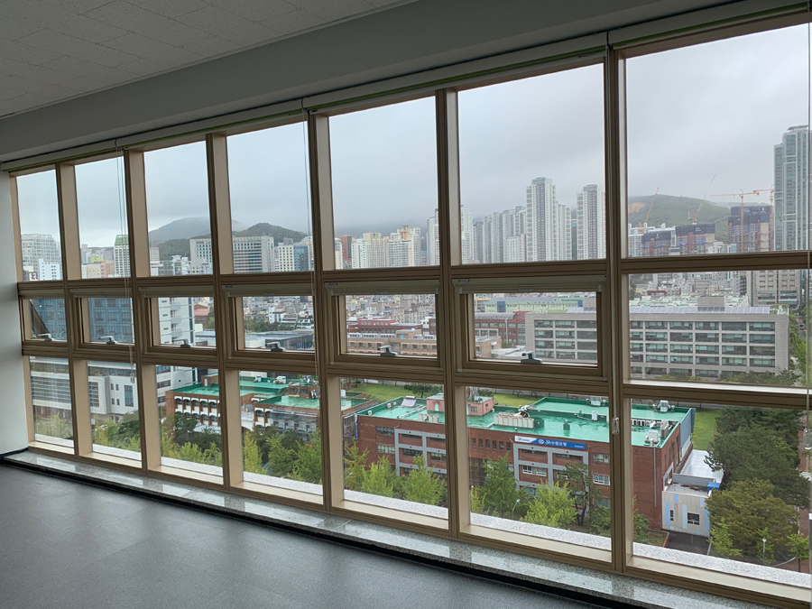 부경대학교 단열필름 시공 진행 중