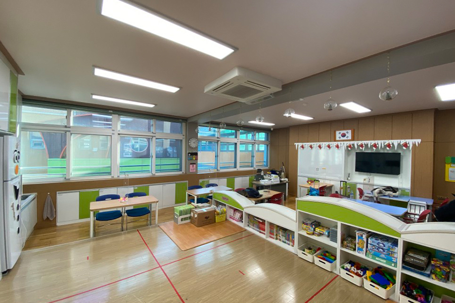 동춘천초등학교 교실 유리창 자외선차단필름 시공 현장