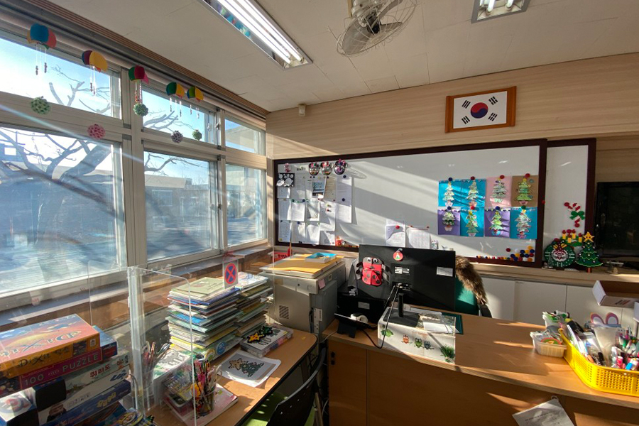 동춘천초등학교 창문 썬팅 시공 진행 중