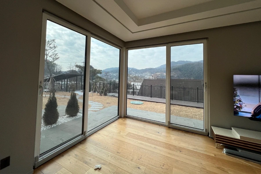 사생활보호필름 시공 사례 - 거실 창문 시공